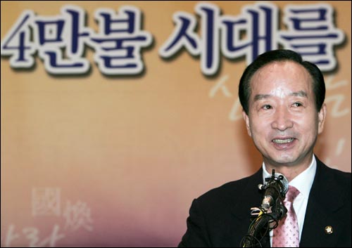 중도통합민주당 신국환 의원이 12일 국회 헌정기념관에서 열린 대선출마선언식에서 신바람나고 빛나는 나라를 만들겠다고 대선출사표를 밝히고 있다. 